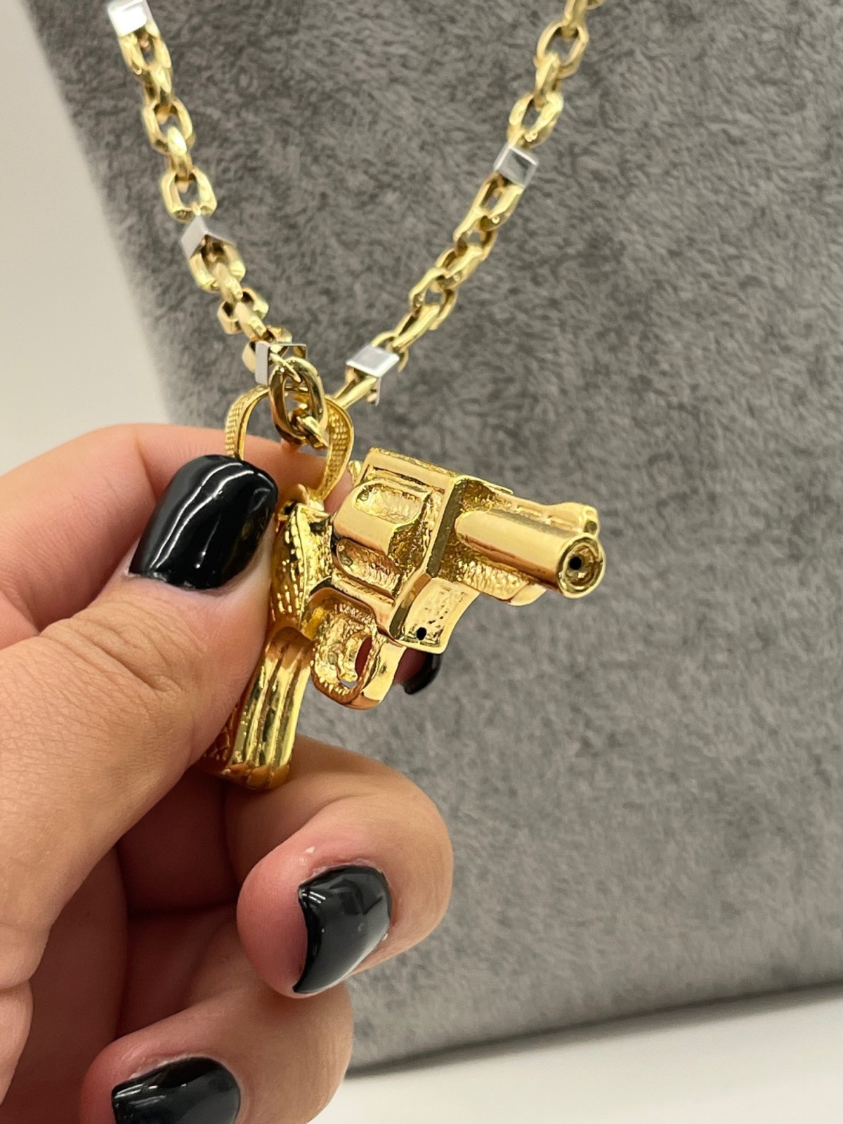 Pendentif Gun